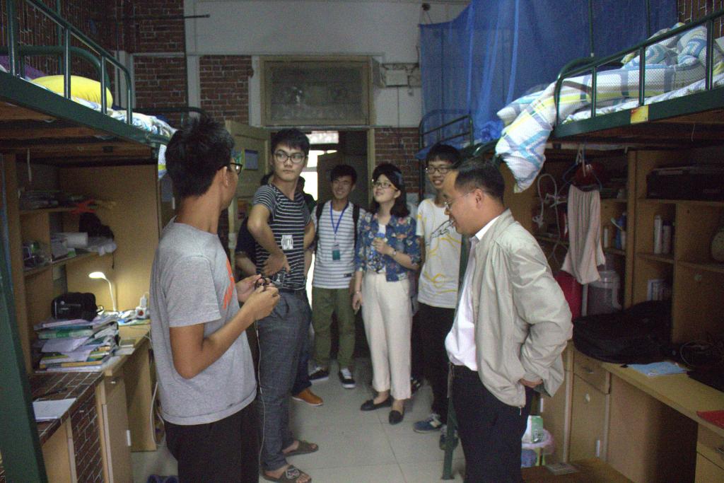 电气与电子工程学院开展寝室安全卫生检查活动