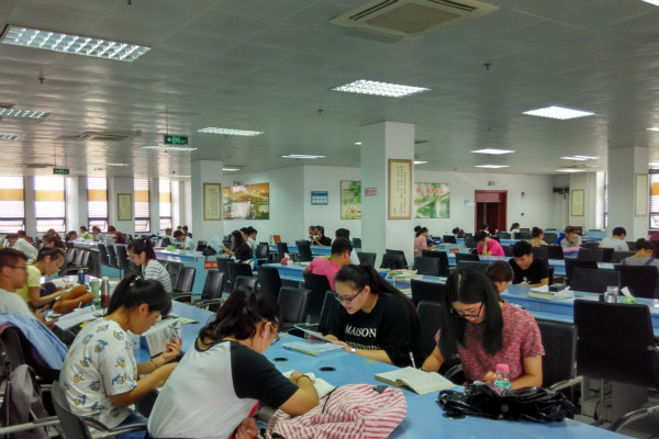 加大管理力度 服务考研学生 --图书馆新开辟两