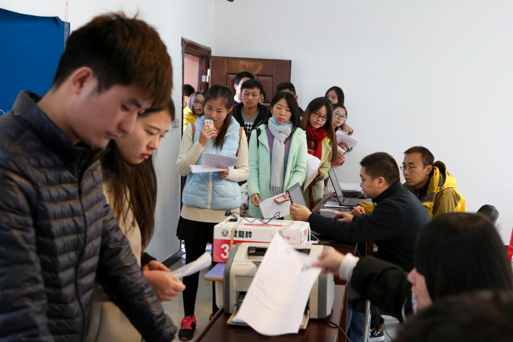 学校护送1400余名考研学生赴蚌埠市进行报考