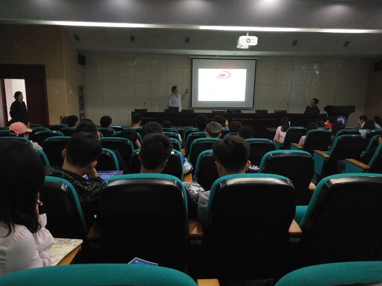 食品药品学院开展《餐饮美学》中英文双语教