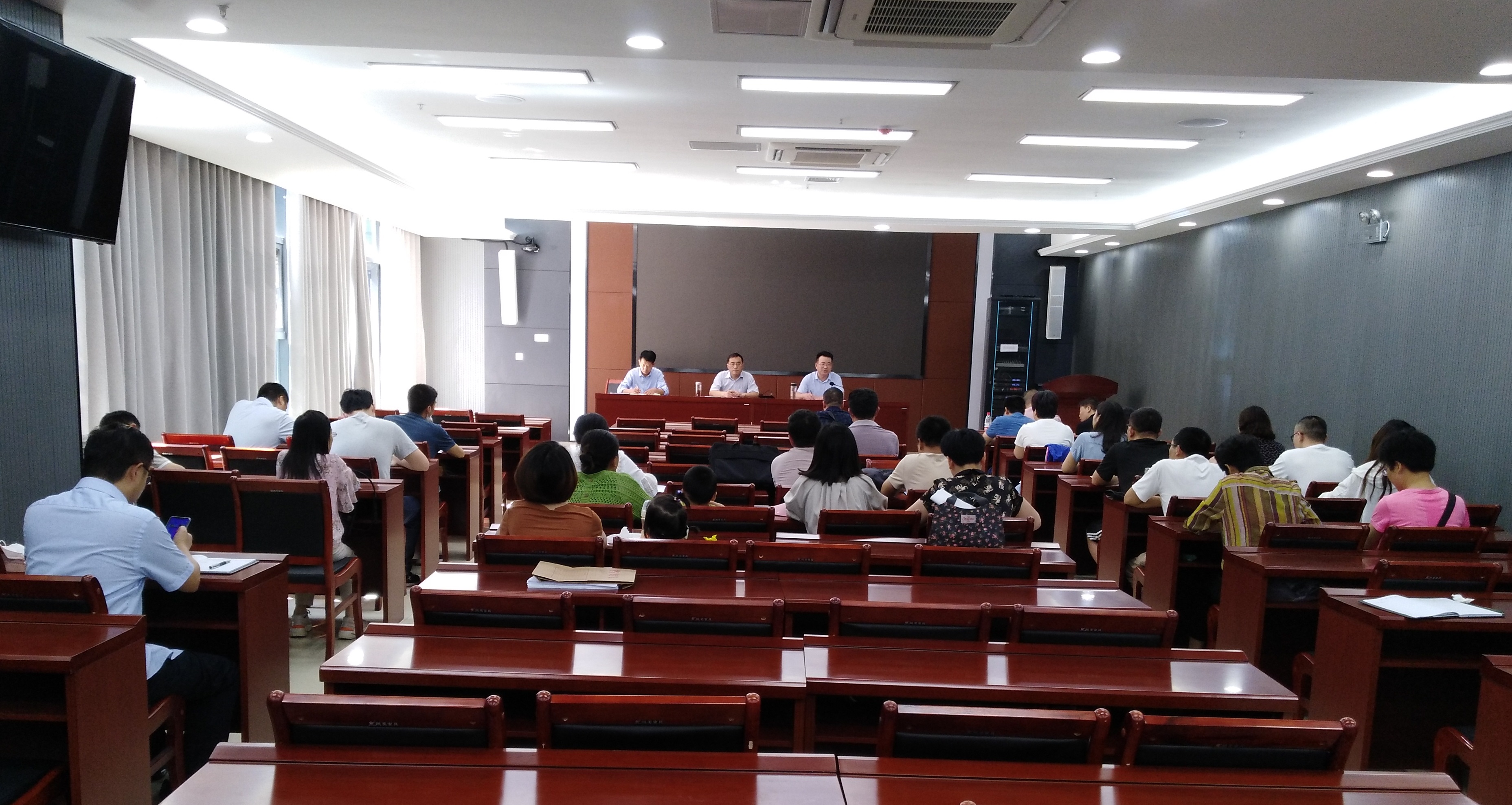 6月10日下午,管理学院在龙湖校区西辅楼111会议室召开全体教职工大会.