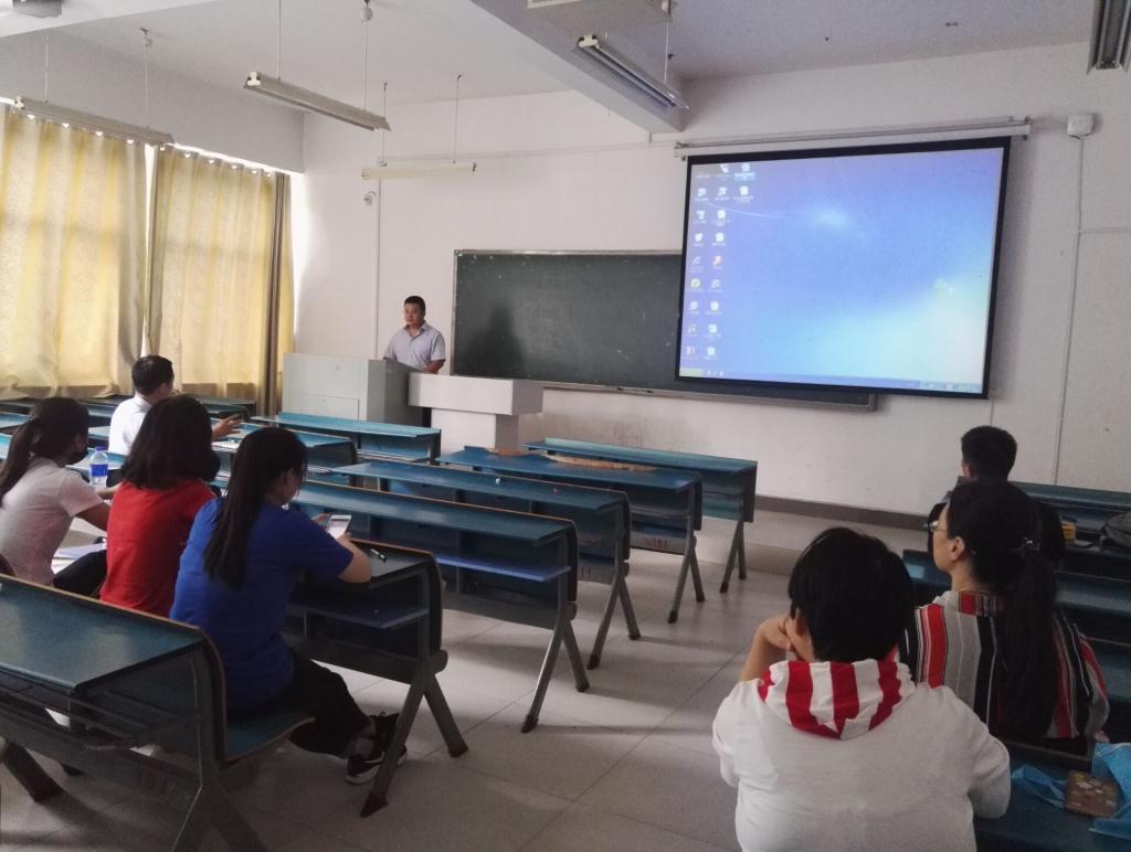 管理学院开展2017级研究生学习进展汇报会