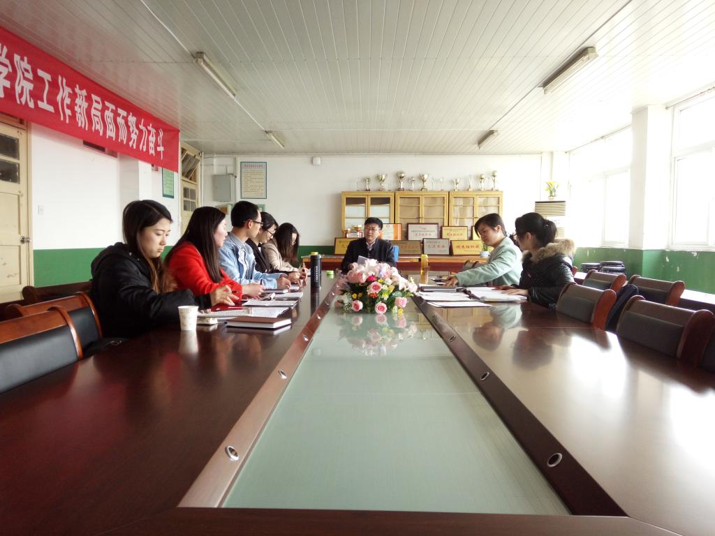 翻译学生党支部创新形式开展十八届六中全会