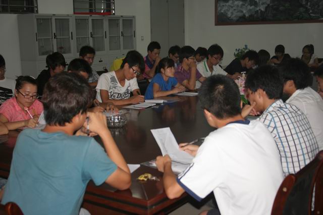 城建与环境学院大学生骨干培训小组展开激烈讨论