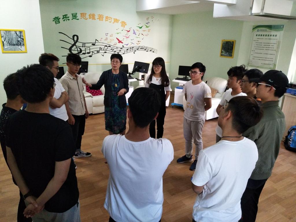 本次培训由我院心理辅导老师刘传燕组织,由校心理咨询中心主任胡岚